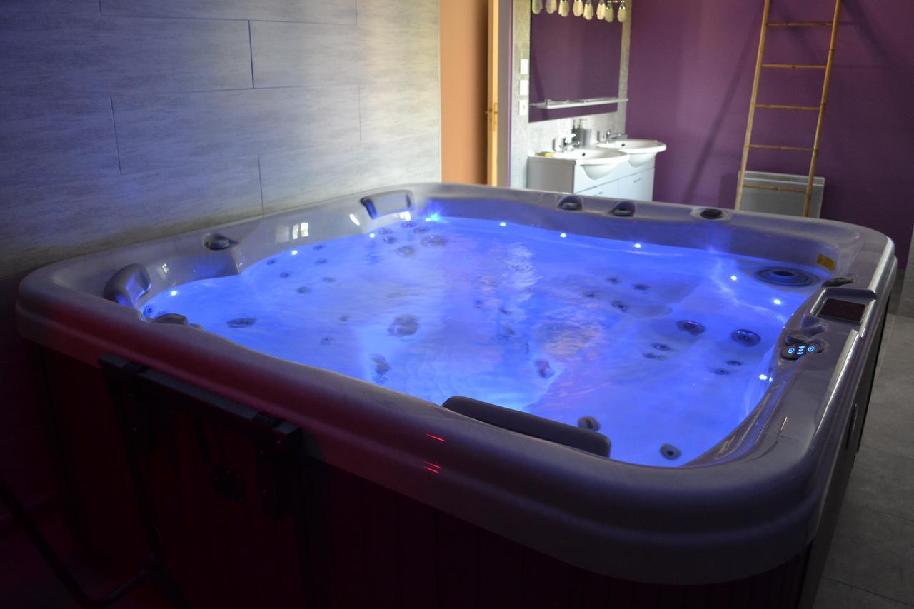 Au Coeur Du Bien-Etre, Chalet Avec Piscine Chauffee Et Couverte, Spa, Sauna, Massages Monteaux Exterior photo